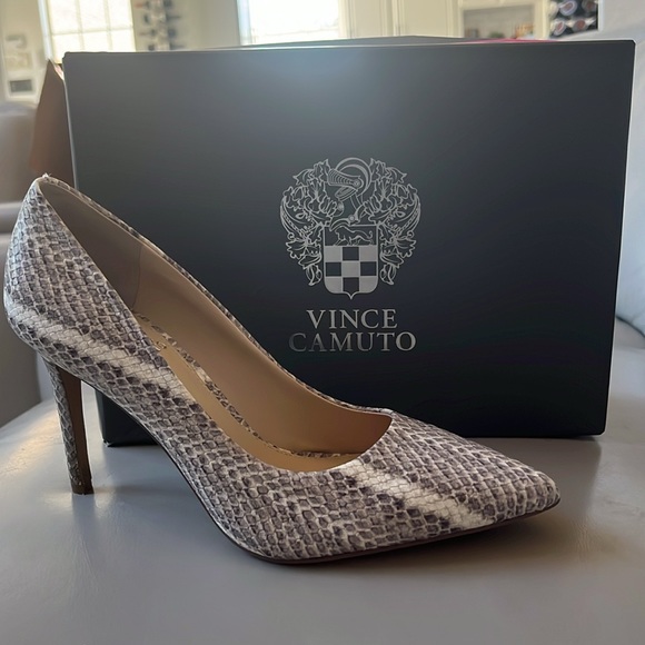 Vince Camuto heels. STYLE:VC-SAVILLA.  COLOR/MATERIAL:MALVA TRUE SUEDE - Picture 6 of 6